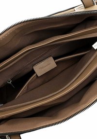 Innenansicht einer braunen Handtasche mit mehreren Reißverschluss- und offenen Fächern, Stofffutter und einem kleinen Lederetikett mit Markenprägung.