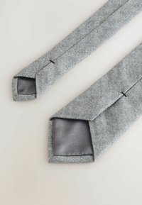 Hallhalli mustriga lips halli ja valge puuvillaga, millel on satiinvooder. Teravad otsad ja sile tekstuur kogu ulatuses.