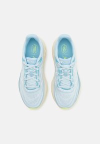 Lys blå treningssko med mesh-overdel, snøring, Fresh Foam-merke og en polstret, strukturert såle i off-white og lime aksenter.