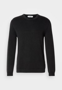 Pull noir à manches longues en maille côtelée avec col rond et étiquette de marque à l’intérieur du col.