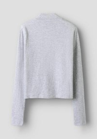 Maglietta grigia a maniche lunghe con collo alto, caratterizzata da un design corto e una texture liscia. Nessuna ferramenta o motivo visibile.