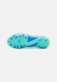 Scarpa da calcio con una suola testurizzata blu e verde, dotata di molteplici tacchetti circolari e triangolari per una maggiore aderenza. Design superiore in rete leggera.