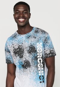 Koroshi SHORT SLEEVE  - Marškinėliai su spaudiniu - azul   blue
