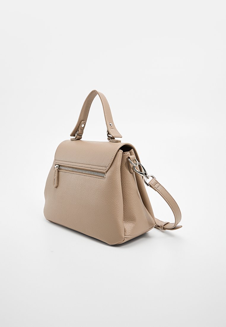 Sac à main en cuir beige avec une forme structurée, doté d'une poche zippée à l'avant, de poignées supérieures et d'une bandoulière amovible. Texture lisse.