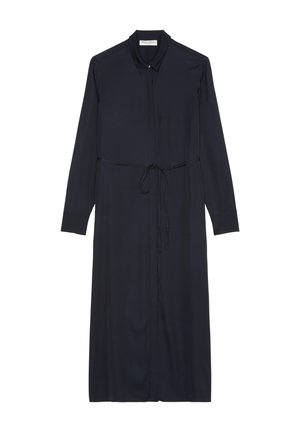 Marinblå långärmad klänning gjord av lättviktsmaterial. Har en krage, framknappar och ett bälte i midjan för justerbar passform.