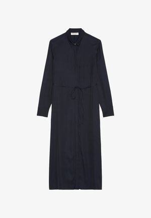 Jūras spēku garās piedurknes kleita, izgatavota no viegla auduma. Piedāvā apkakli, priekšējās pogas un jostu jostasvietā pielāgojamai piegulšanai.