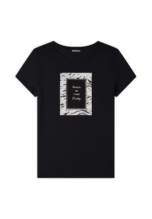 Camiseta negra de manga corta con un gráfico abstracto en blanco y marrón que incluye el texto "Beauté au cœur" y "Freddy" dentro de un diseño rectangular.
