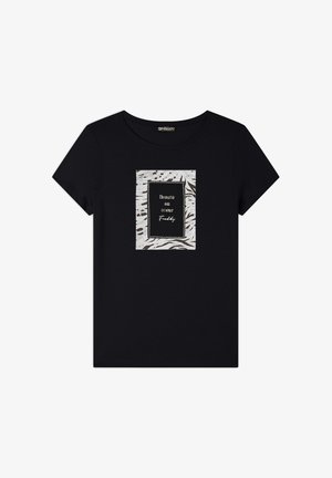 Camiseta negra de manga corta con un gráfico abstracto en blanco y marrón que incluye el texto "Beauté au cœur" y "Freddy" dentro de un diseño rectangular.
