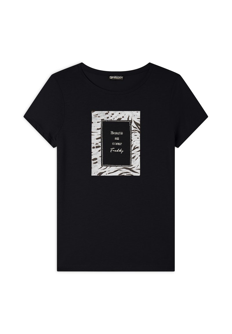 T-shirt nero a maniche corte con un grafiche astratta bianca e marrone, che presenta il testo "Beauté au cœur" e "Freddy" all'interno di un design rettangolare.