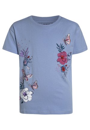 Jasnoniebieski t-shirt z krótkim rękawem z kwiatowymi i motylkowymi wzorami w kolorach różowym, fioletowym, czerwonym i zielonym na przednich bokach.
