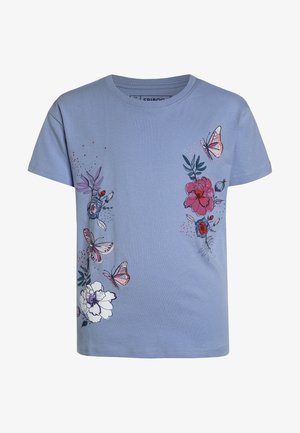 Lyseblå kortærmet t-shirt med blomster- og sommerfugleprint i pink, lilla, rød og grøn på for- og siderne.