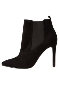 Černé semišové kotníkové boty s špičatou špičkou, vysokým podpatkem a bočními elastickými panely pro snadné obouvání. Hladký povrch s minimálními detaily.
