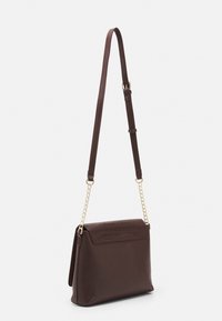 Hnědá kožená kabelka přes rameno s texturovaným klopovým krytem s krokodýlím embosováním, zlatými řetízkovými doplňky, nastavitelným popruhem a strukturovaným designem.