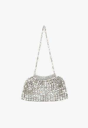 Metallisk mesh håndtaske med en struktureret form. Har en perlebesat top og en enkelt rem, der fremhæver en skinnende, reflekterende overflade.