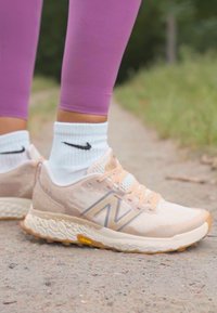 New Balance FRESH FOAM X HIERRO V8 - Sapatilhas de trail running - calm taupe