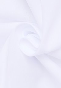 Tessuto bianco con una texture liscia, che mostra una lieve lucentezza e una qualità leggera e ariosa, disposto ordinatamente in morbide pieghe.