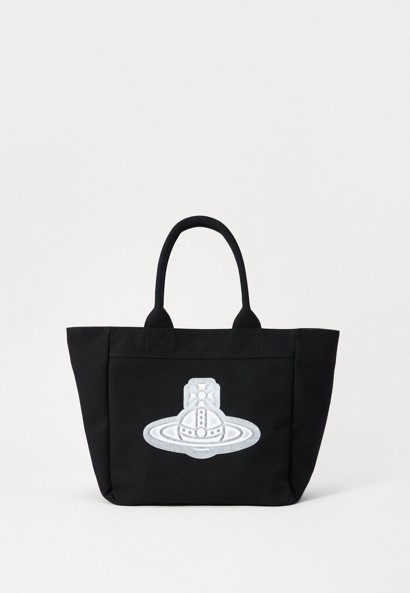 Sort lærred totebag med korte håndtag, prydet med et sølvbroderet design af et rumskib og ringe på forsiden.