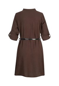 Braunes, knielanges Kleid mit einer weichen Textur. Verfügt über einen kragenartigen Ausschnitt, lange Ärmel, die an den Bündchen gerollt sind, und einen schwarzen Gürtel in der Taille.