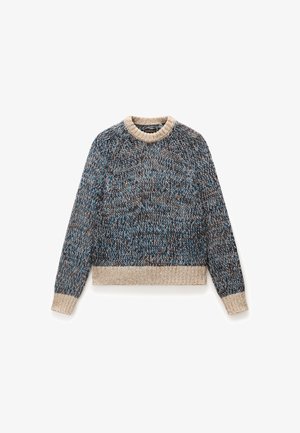 Suéter de trenzado grueso en tonos de azul y marrón, con un cuello color crema y dobladillo acanalado. Mangas largas con acabado texturizado.