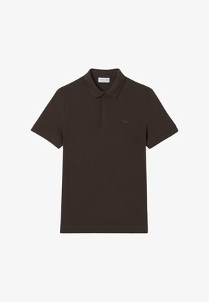 Dunkelbraunes Kurzarm-Polohemd mit Kragen, Knopfleiste und kleinem, gesticktem Krokodil-Logo auf der linken Brust.