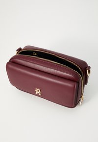 Tommy Hilfiger ICON CAMERA BAG - Schoudertas - deep rouge