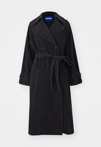 Manteau noir en trench avec un design croisé, large col et ceinture. Fabriqué en tissu texturé, il présente des fermetures à boutons et des manches retroussées.