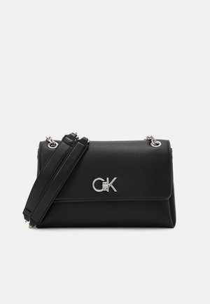 Sac à main en cuir noir avec un détail de logo en argent, de forme rectangulaire, fermeture à rabat et bandoulière détachable pour un port à l'épaule ou en bandoulière.