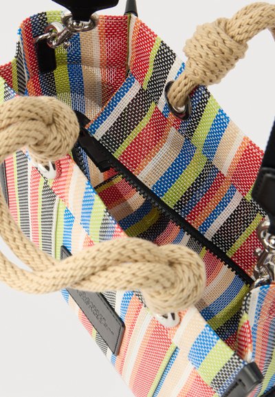 Πολύχρωμη ριγέ υφαντή τσάντα με χοντρές μπεζ λαβές από σχοινί και ορατό μαύρο φερμουάρ στο εσωτερικό.