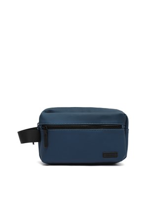 Rechteckige marineblaue Kulturtasche mit schwarzem Reißverschluss und seitlichem Griff, mit kleinem Logo-Patch vorne unten rechts.