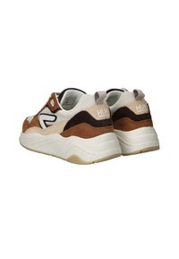 Braune und cremefarbene Sneakers mit einem strukturierten Obermaterial aus Wildleder und Mesh, dicker Sohle und Kontrastnähten. Mit Logo an der Ferse und an der Seite.