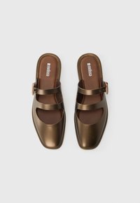 Brune metalliske slip-on sko med firkantet tå, med to stroppdetaljer og åpne utskjæringer. Glatt tekstur og polstret såle.