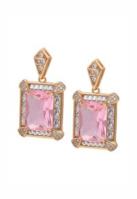 Orecchini in tonalità oro con grandi pietre rettangolari rosa circondate da accenti rettangolari e rotondi in cristallo trasparente. Design geometrico intricato.