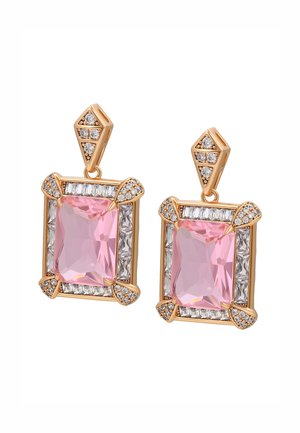 Cercei aurii cu pietre rectangulare mari de culoare roz, înconjurate de accente rectangulari și rotunzi clare. Design geometric complex.