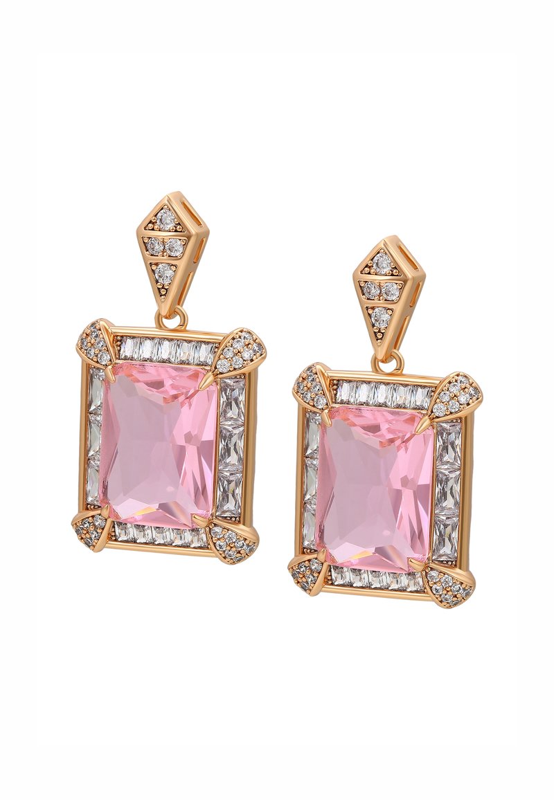 Orecchini in tonalità oro con grandi pietre rettangolari rosa circondate da accenti rettangolari e rotondi in cristallo trasparente. Design geometrico intricato.