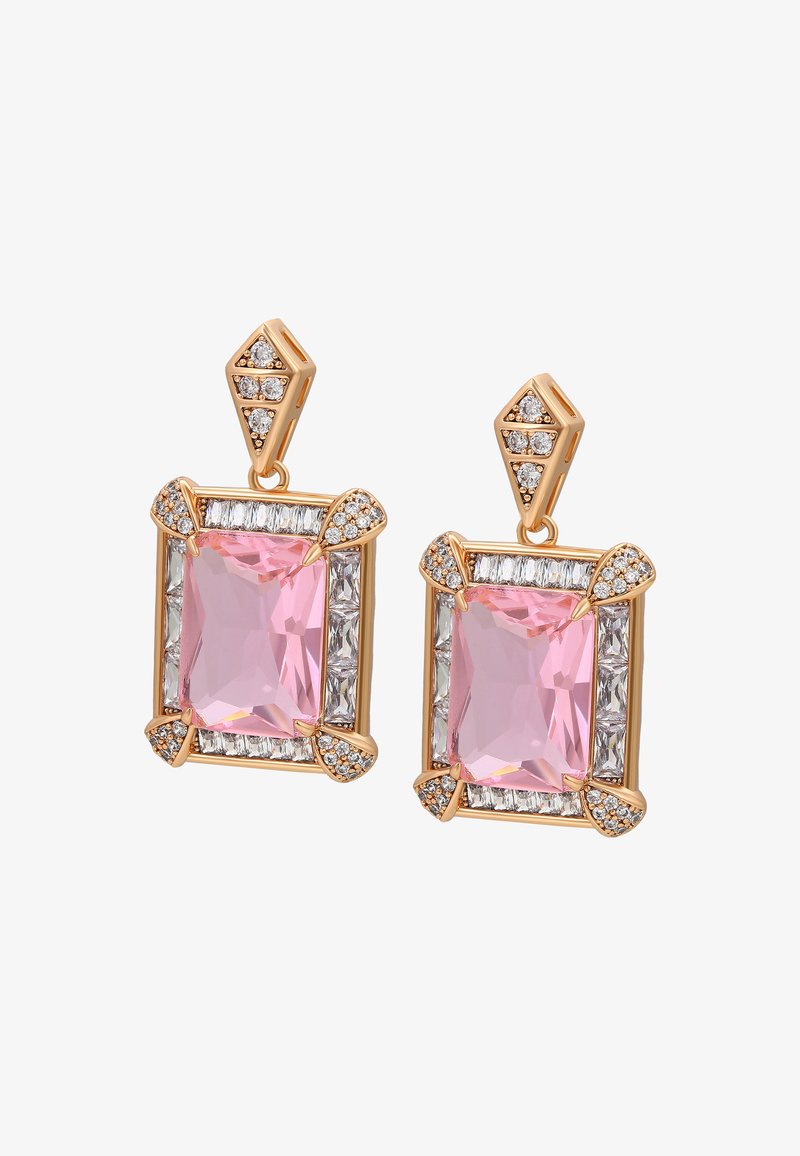 Náušnice zlatého odtieňa s veľkými ružovými obdĺžnikovými kameňmi obklopenými jasnými obdĺžnikovými a guľatými akcentmi. Zložitý geometrický dizajn.