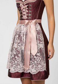 Bordeauxfarbenes Kleid mit einer Spitze-Überlagerung und einer rosa Satin-Schleife an der Taille. Es hat florale Stickereien, ein tailliertes Oberteil und einen ausgestellt Rock.
