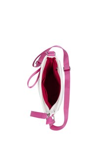 Weißes Crossbody-Täschchen mit Reißverschluss, pinkem Trageriemen und einem leuchtend pinken Innenraum. Verfügt über ein schlankes Design und strapazierfähigen Stoff.