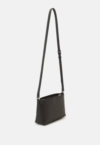 Černá crossbody taška s látkovým vzorem a logem, dlouhým nastavitelným popruhem a zipovým uzavřením. Hladká textura.