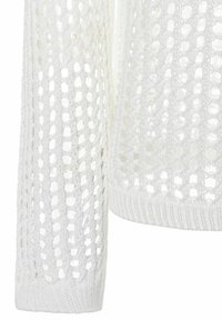 Weißer Strickpullover mit offenem Strukturmuster, der eine strukturierte Oberfläche und gerippte Bündchen aufweist. Das Design ist leicht und atmungsaktiv.