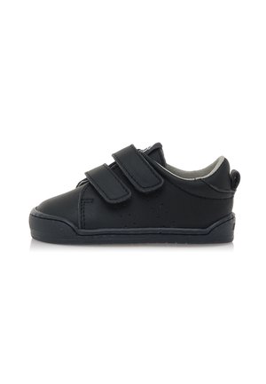 Zwarte leren sneaker met twee klittenbandsluitingen, ronde neus, geperforeerde details aan de zijkanten en een stevige rubberen zool.