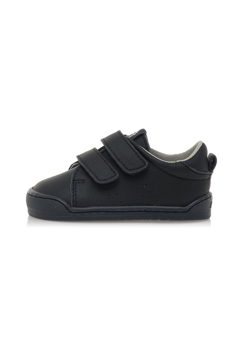 Zwarte leren sneaker met twee klittenbandsluitingen, ronde neus, geperforeerde details aan de zijkanten en een stevige rubberen zool.