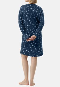 Donnella da notte a maniche lunghe, di colore blu navy, con un motivo a stelle bianche, realizzata in tessuto morbido, presenta un colletto rotondo e un design fino al ginocchio.