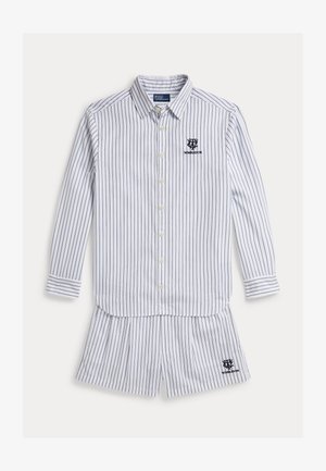 Biała koszula na guziki i zestaw krótkich spodenek z cienkimi pionowymi granatowymi paskami oraz czarne logo Wimbledon na piersi i spodenkach.