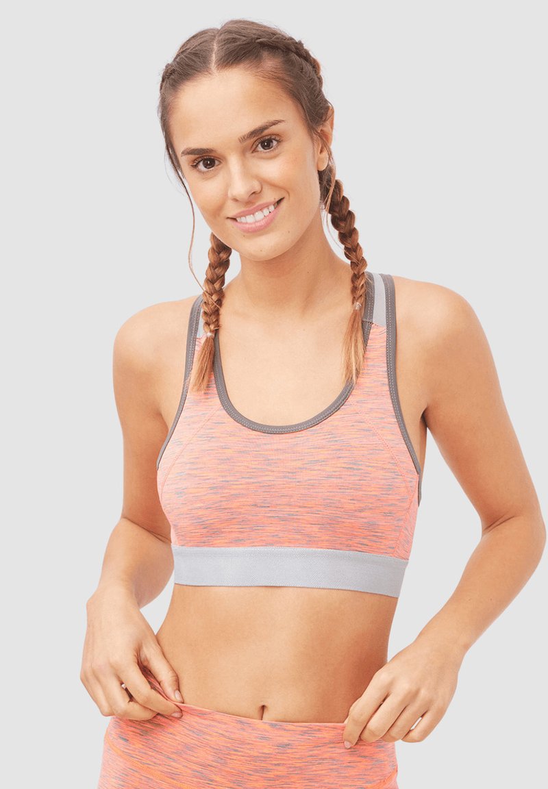 Sujeción deportiva en un vibrante color naranja y gris, con un tejido texturizado, tirantes anchos y un diseño sin costuras con una banda elástica en la parte inferior.