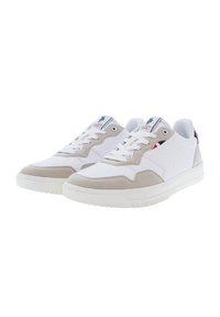 Vita sneakers med grå mockadetaljer, snörningsdesign, perforerad textur och en logotyp på tungan och sidan. Gummisula med greppmönster.