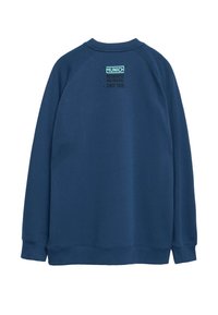 Felpa blu navy con scollo a girocollo e maniche raglan. Presenta un'etichetta grafica sul retro con testo e un contorno rettangolare.
