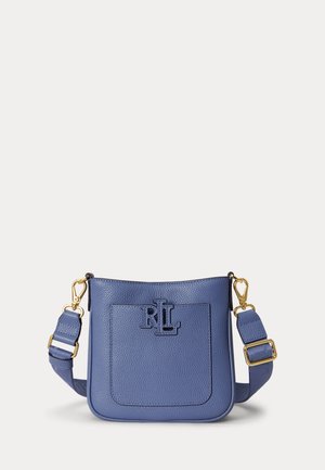 Niebieska torba na ramię z miękkiej skóry ziarnistej, z regulowanym paskiem i złotymi okuciami, z tłoczonym logo RL na przedniej kieszeni.