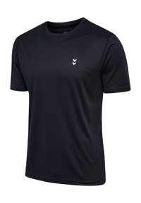 Zwart T-shirt met korte mouwen, gemaakt van lichte stof; heeft een ronde halslijn en een klein wit logo op de borst.