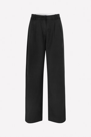 Pantaloni neri a gamba larga realizzati in un tessuto liscio, caratterizzati da un design sartoriale, pieghe frontali e passanti per cintura in vita.
