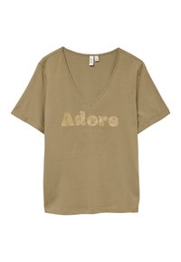 T-shirt vert olive en V, fabriqué en tissu doux, avec un texte en paillettes dorées "Adore" en lettres majuscules grasses sur le devant.